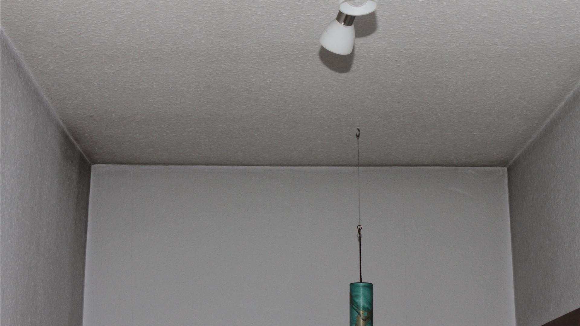 Schwarze Schmiere an der Wand